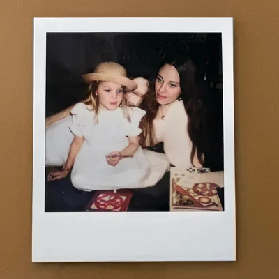 Анджелина Джоли показала архивное детское фото с мамой - фото 557160