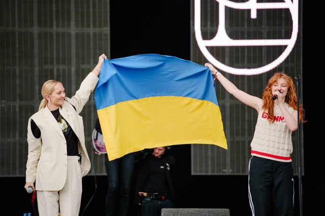 ROXOLANA выступила на концерте в Гааге с сине-желтым флагом - фото 557305