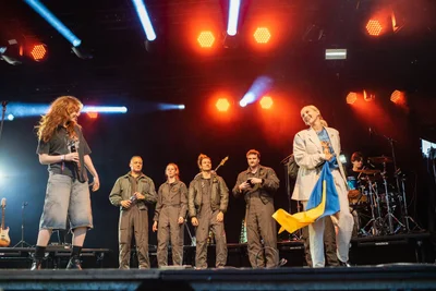 ROXOLANA выступила на концерте в Гааге с сине-желтым флагом - фото 557306