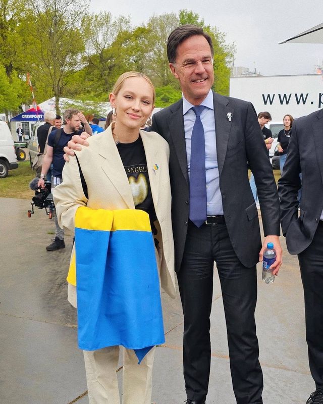 ROXOLANA выступила на концерте в Гааге с сине-желтым флагом - фото 557308