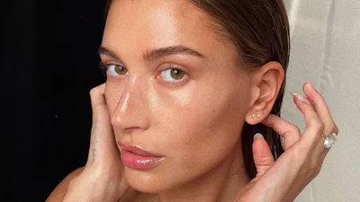 Как делать влажную укладку, от которой в восторге Хейли Бибер