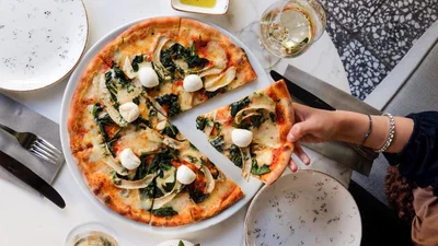 Домашняя пати: готовим пиццу с тремя вкусными начинками
