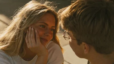 Уроки флирта из TikTok: соблазни его по методу треугольника