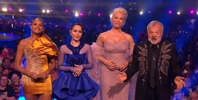 Ведущая 'Евровидение 2023' Алиша Диксон появилась в финале шоу в кутюрном платье от FROLOV - фото 557490