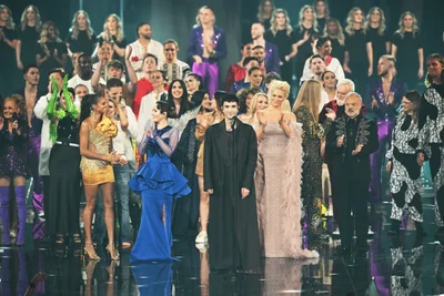 Ведуча 'Євробачення 2023' Аліша Діксон з'явилася в фіналі шоу в кутюрній сукні від FROLOV - фото 557491