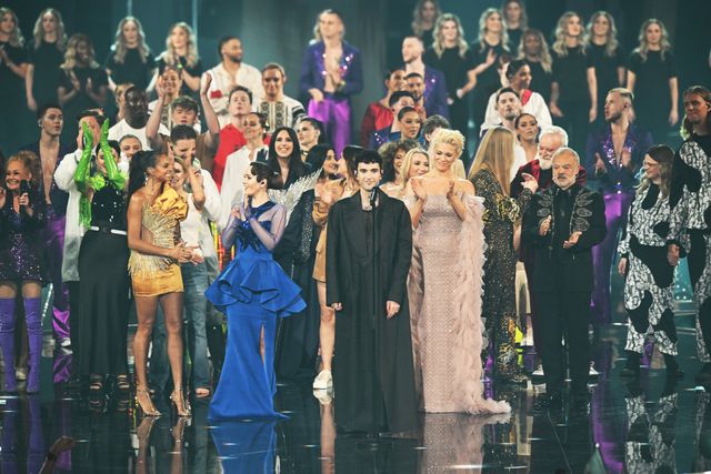 Ведущая 'Евровидение 2023' Алиша Диксон появилась в финале шоу в кутюрном платье от FROLOV - фото 557491