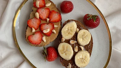 Гуд морнінг: готуємо французькі тости з нутеллою та бананом на сніданок