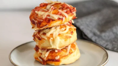 Рецепт дня: пончики-піци, що тануть у роті