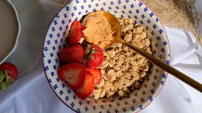 Вкусно и хелси: делаем хрустящую гранолу с клубникой