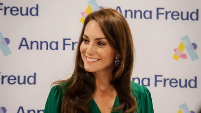 Кейт Міддлтон грайливо засвітила ідеальні ніжки у сукні зі сміливим розрізом