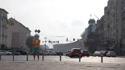 У Києві помітили "інопланетянина" – це співак PLAXA з дебютним треком "Все можливо"