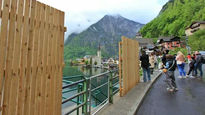 В австрийском городке установили забор против туристов - фото 557936