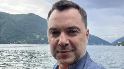 Мемы с пузиком Арестовича, отдыхающим в Израиле