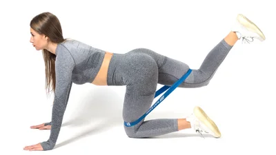 Легко и быстро: 3 домашних упражнения с резинками на ягодицы