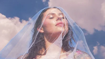 KAZKA випустила кліп "Без кохання", у якому Заріцька зізналася, що виходить заміж