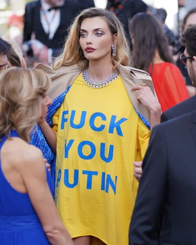 Алина Байкова вышла на красную дорожку Канн в платье с надписью 'fuck you putin' - фото 558356