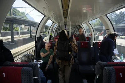Поездки мечты: запускают поезд с панорамными окнами, поражающий пейзажами - фото 558488