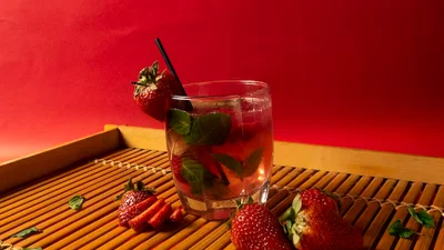 Напій літа: спробуй освіжаючий мохіто з полуничкою