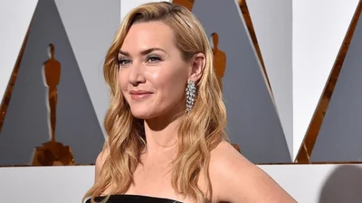 Парень включил на весь самолет саундтрек из "Титаника", не заметив возле себя Кейт Уинслет