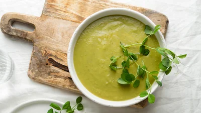 В летнее меню: как приготовить холодный суп-пюре из горошка и мяты