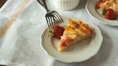 Сезонный рецепт: нежный пирог с клубникой и ревенем
