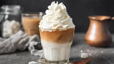 Новий літній хіт: освіжися холодною кавою з банановою пінкою