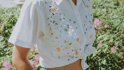 Модний лайфхак: як зробити сексуальний кроп-топ з сорочки