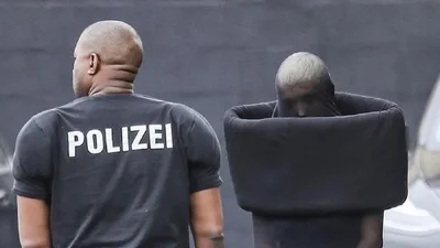 Фэшн-кондом: Канье Вест и его дама сходили в церковь в костюмах, над которыми хохочет сеть