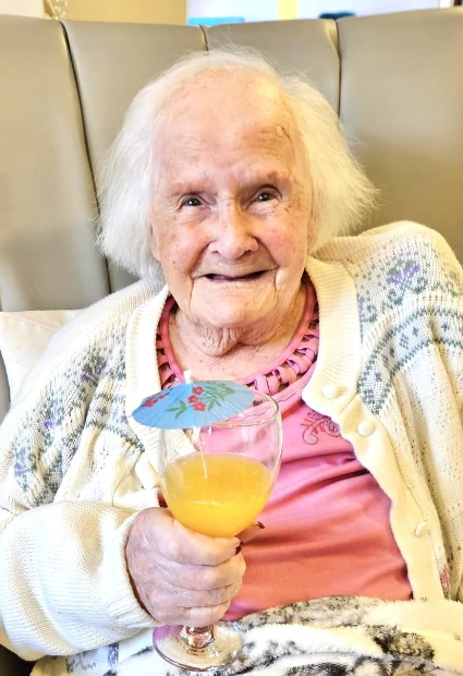 108-летняя британка шокировала рецептом долгой жизни: вместо детей – собаки - 559055 108-летняя британка шокировала рецептом долгой жизни: вместо детей – собаки - фото 559055
