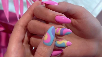 Микс сочных цветов – вариант маникюра, который ты захочешь попробовать летом