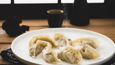 Смак літа: зроби з заварного тіста ніжні вареники з черешнею