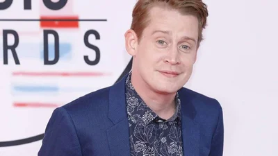 Счастливого отца Маколея Калкина заметили на прогулке с невестой и двумя детьми