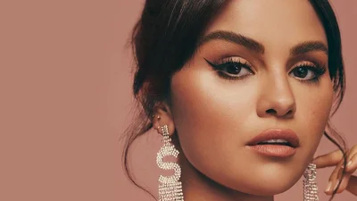 Юзеры смеются с попытки Селены Гомес позаигрывать с футболистами в этом видео