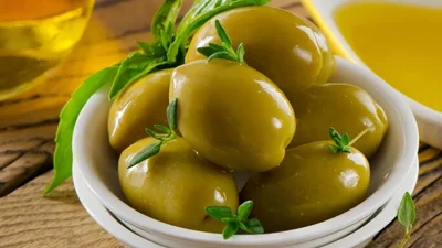 Закуска по-середземноморськи: як приготувати гострі оливки з фетою