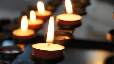 Чоловік сфальшував смерть та епічно прилетів на гелікоптері на власний похорон