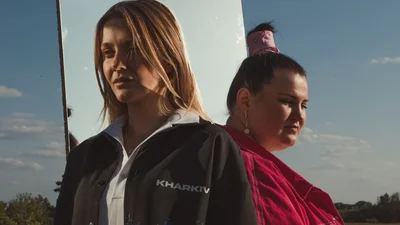 "Небо хилиться": alyona alyona та KOLA презентують ліричний фіт та кліп на нього