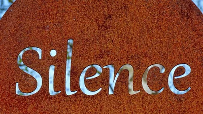 Тримай меми про інформаційну тишу, аби вчасно закривати ротик порушникам