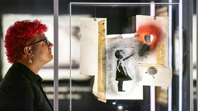 Впервые за 14 лет: открылась официальная выставка Бенкси