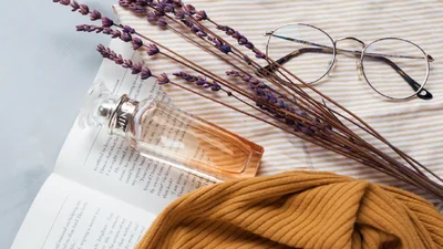 Як наносити парфуми правильно: шлейф на весь день