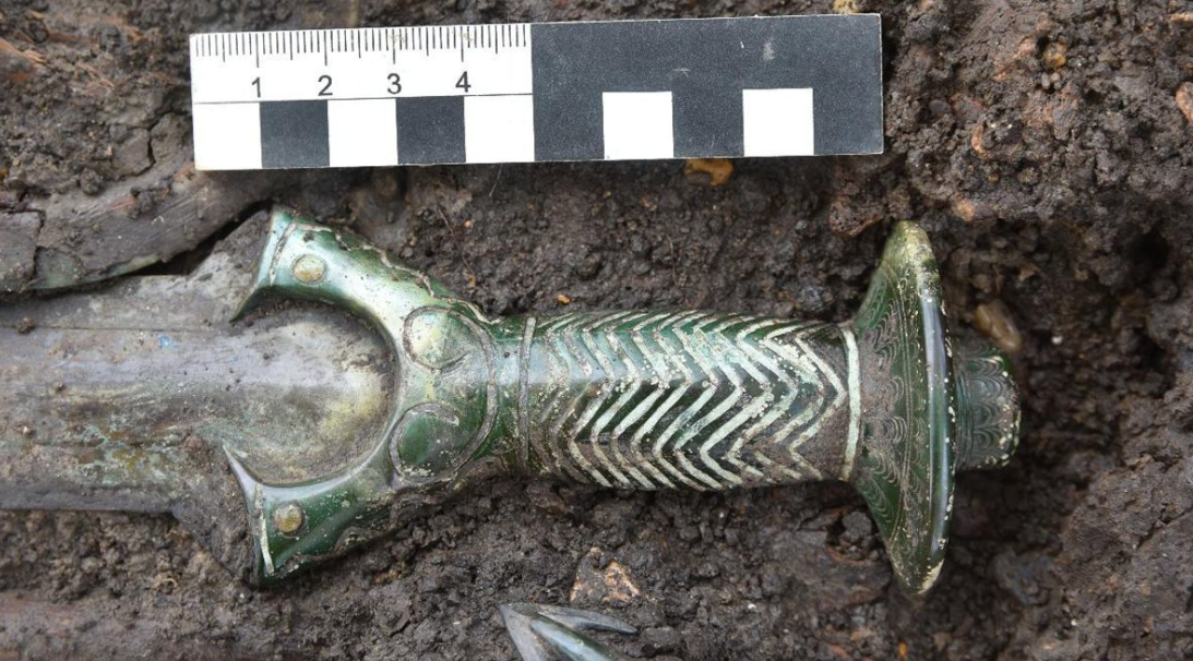 В Германии нашли уникальный 3000-летний меч, до сих пор сияющий - 560784 В Германии нашли уникальный 3000-летний меч, до сих пор сияющий - фото 560784