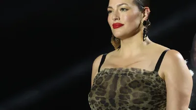 Схудла Ешлі Грем в леопардовій сукні солодко цілувалась з чоловіком