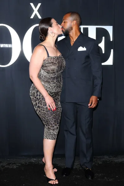 Похудевшая Эшли Грэм в леопардовом платье сладко целовалась с мужем - фото 560846