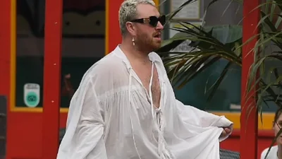 Сэм Смит в белом платье засветил на улице черные трусики