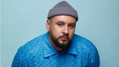 MONATIK випустив теплий кліп "Люди… Камені", знятий біля моря в Одесі