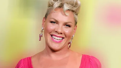 В Пінк на сцені жбурнули мішечок з прахом мами фаната