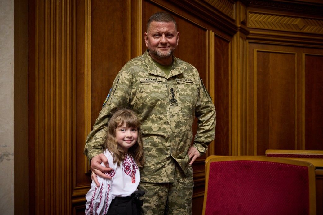 Фото дня: Валерий Залужный в Раде вместе с девочкой в вышиванке - 561981 Фото дня: Валерий Залужный в Раде вместе с девочкой в вышиванке - фото 561981