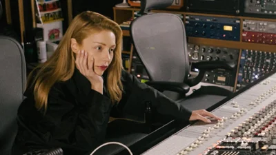 Чарівна та гарна: Тіну Кароль в новій фотосесії порівняли із Шерон Стоун