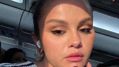 Аппетитная крошка: Селена Гомес засветила пышные формы в купальнике