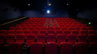 Мережа палає від законопроєкту про англійську мову у кінотеатрах, і ось меми про це