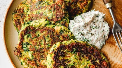 Кабачковые оладьи с сыром: как приготовить легко и бюджетно